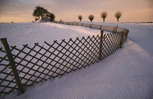 Ein Wikingergrab im Schnee nahe Elverhoej, Dänemark im Winter, 2022 (Foto)