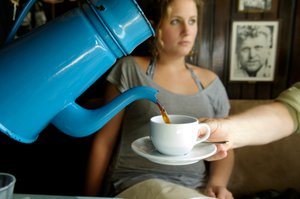 Kaffee wird in einer antiken dänischen Kaffeekanne serviert, Arhus, Dänemark, 2022 (Foto) von Sisse Brimberg
