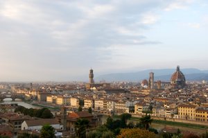 Italien, Toskana, Florenz, erhöhter Blick über die Stadt vom Piazzele Michelangelo, 2022 (Foto) von Sisse Brimberg