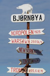 Norwegen, Wegweiser auf der Bäreninsel, 2022 (Foto)