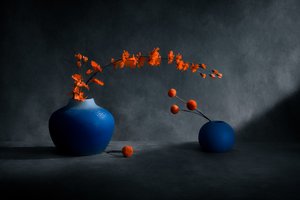 Blaue Vasen Orange Blüten