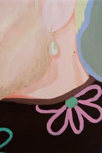 Blonde Frau mit rosa Blume
