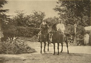 Der russische Autor Leo Tolstoi reitet in Jasnaja Poljana, nahe Tula, Russland, 1900 von Sophia Andreevna Tolstaya