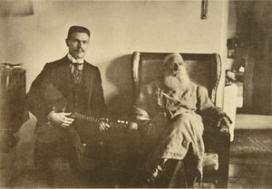 Der russische Autor Leo Tolstoi mit dem Balalaikaspieler Boris Troyanovsky, Russland, 1909 von Sophia Andreevna Tolstaya