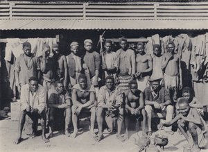 Eine Gruppe im Compound von South African Photographer