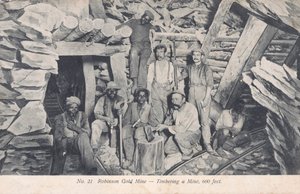 Bergleute installieren Holzstützen 600 Fuß unter der Erde, Robinson-Goldmine, Südafrika (s/w Foto) von South African Photographer