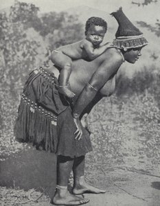 Frau trägt ihr Baby auf dem Rücken, Südafrika