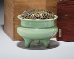 Großer Longquan Celadon Dreifuß-Räuchergefäß mit japanischem teilvergoldetem Metalldeckel