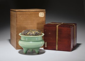 Großer Longquan Celadon Dreifuß-Räuchergefäß mit japanischem teilvergoldetem Metalldeckel