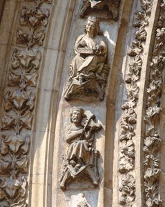 Archivolte des zentralen Portals der Westfassade, Detail eines Geigers und eines Zitherspielers, ca. 1350-1400 (Hochrelief) von Spanish School