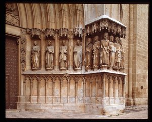 Gotische Kunst: Detail des zentralen Portals der Kathedrale von St. Thecle in Tarragona