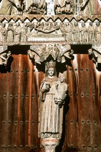 Das Westportal mit Statue der Madonna mit Kind und Relief des Jüngsten Gerichts