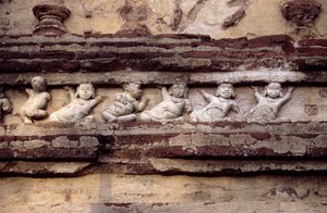 Relief, das Zwerge an der Außenseite des Thivanka Imaga Hauses darstellt
