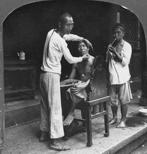 Ein chinesischer Friseur in Bhamo, Burma, 1908