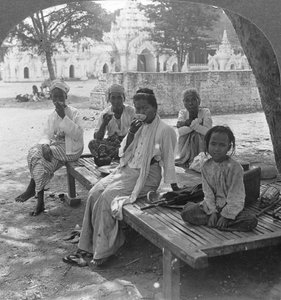 Ein geselliger Kaffee, Mandalay, Burma, 1908