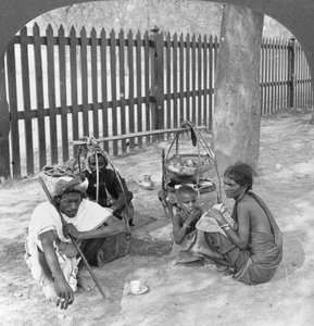 Frühstück am Straßenrand bei Mandalay, Burma, 1908 von Stereo Travel Co
