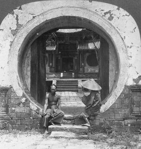 Neugieriges Tor, Eingang zu einem Joss-Haus, Bhamo, Burma, 1908