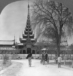 Vorderansicht des Königspalastes, Mandalay, Birma, 1908 von Stereo Travel Co