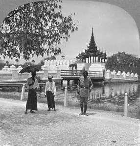 Haupteingang zu Fort Dufferin und dem Königspalast, Mandalay, Burma, 1908 von Stereo Travel Co