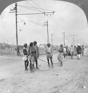 Männer, die eine schwere Last ziehen, Rangoon, Burma, 1908