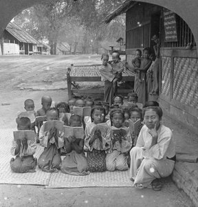 Dorfschule und Lehrer, Amarapura, Burma, 1908 von Stereo Travel Co