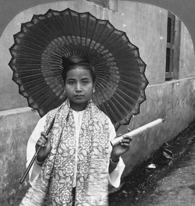 Junge burmesische Frau mit einer riesigen Zigarre, Rangoon, Burma. 1908