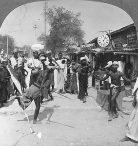 Junge Männer führen einen Schwerttanz auf, Burma, 1908