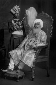 Baba Sir Khem Singh Beda mit einem Diener