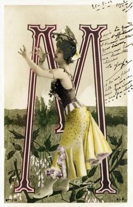 M: Mlle Marville, Künstlerin aus den 1900er Jahren - Alphabet auf Postkarte von Studio Reutlinger
