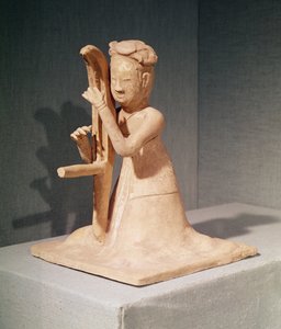 Sitzender Musiker, der eine Harfe spielt von Sui Dynasty Chinese School