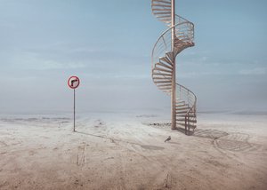 Surreale Wüstentreppe