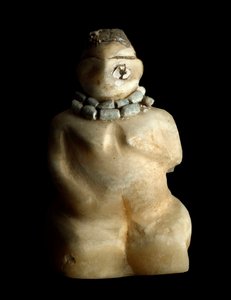Sumerische Kunst: Alabasterfigur einer knienden Frau aus Tell es-Sawwan (3000 v. Chr.) von Sumerian Sumerian
