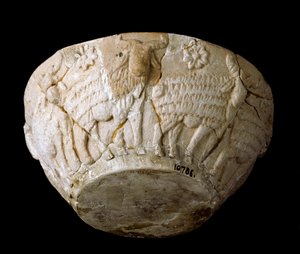 Sumerische Kunst: Kalksteinrelief von Widdern. 3000 v. Chr. Dim 9 x Durchmesser 22 cm Bagdad, Nationales Irak-Museum von Sumerian Sumerian