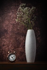 Vintage-Uhr und Blumen