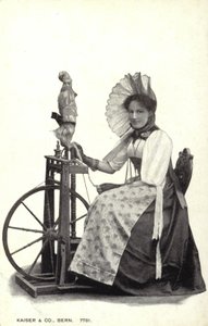 Frau an einem Spinnrad