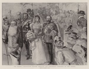 Der Brautzug, der durch den provisorischen Korridor zur Kapelle zieht von Sydney Prior Hall