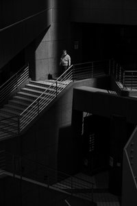 Einsamer Mann auf Treppen