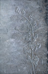 Stele mit Chrysantheme, Blumen und Blättern graviert, 618-907 (Stein) von Tang Dynasty Chinese School
