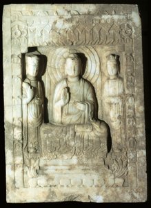 Stele, die den Buddha umgeben von seinen zwei Begleitern darstellt, 618-907 (Kalkstein) von Tang Dynasty Chinese School