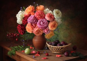 Lebendige Rosen und frisches Obst