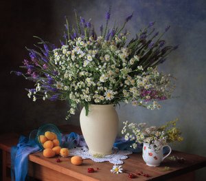 Wildblumen und Aprikosen