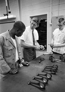 Automobilmechanikerausbildung am North Carolina Industrial Training Center im Jahr 1965 von Ted Spiegel