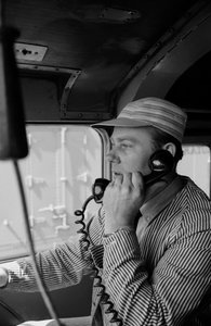 Charles Brockman, Ingenieur der Great Northern Railroad, spricht über Funktelefon aus der Lokomotive