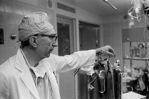 Dr. Michael DeBakey, Herz-Kreislauf-Chirurg, im Texas Medical Center