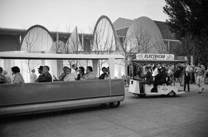 Elektrische Wagen befördern Besucher auf der Weltausstellung in Seattle von Ted Spiegel