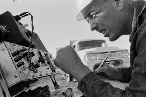 Mineraloge untersucht Daten in der Morenci-Mine für die Phelps Dodge Schmelzanlage in Douglas, Arizona von Ted Spiegel