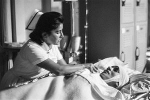 Krankenschwester hilft einem Patienten auf einer Trage nach der Operation auf dem Hospitalschiff SS Hope