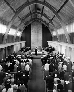 Pfarrer spricht während des Sonntagsgottesdienstes zur Gemeinde in der First Congregational Church