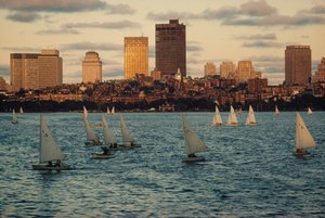 Segelboote bei Sonnenuntergang im Charles River Basin, unterhalb von Beacon Hill von Ted Spiegel