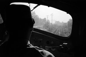 Blick auf die Gleise aus dem Führerstand einer Diesellokomotive mit dem Lokführer, Pazifischer Nordwesten
